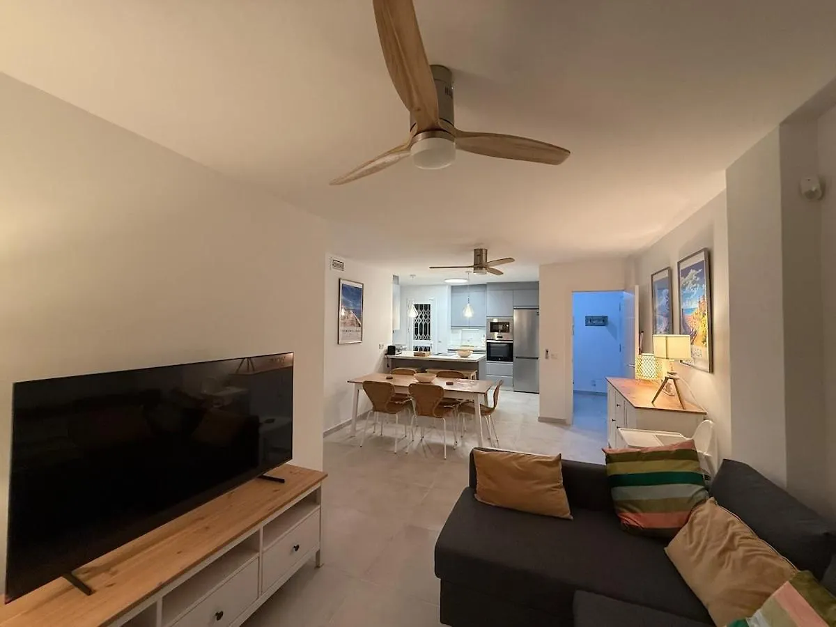Comfortable Spacious Flat Near Station Torremolinos Spanje